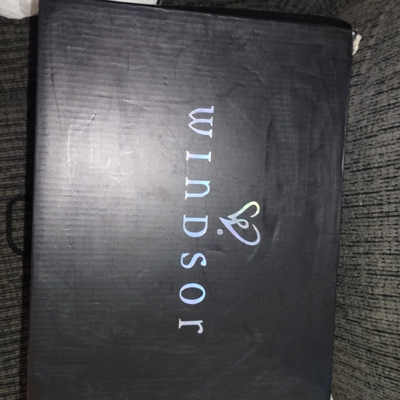 Multiple pairs of women's shoes - Picture 4 of 16